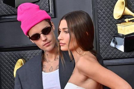 Mit Liebesselfie: Hailey Bieber feiert Jahrestag ihrer Verlobung