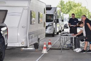 78 Wohnwagengespanne und Campingmobile fuhren am Dienstag auf die Waage und testeten so, ob sie leicht genug auf Reise gehen können.
