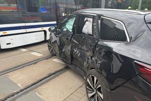 PKW kollidiert bei verbotenem Wendemanöver mit Straßenbahn