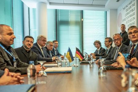 Selenskyj war als Gast zum Gipfel eingeladen - und beriet sich unter anderem mit Kanzler Friedrich Merz.