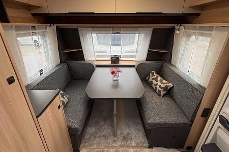 Fendt Apero 465 GE, Wohnwagen, Sitzgruppe