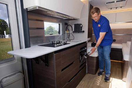 Küchenzeile, Arbeitsfläche, Mann, Backofen