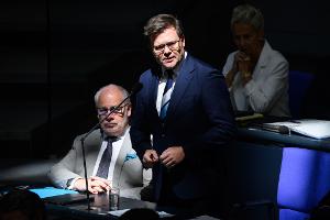Bundesumweltminister Carsten Schneider stellte sich im Bundestag den Fragen der Abgeordneten.