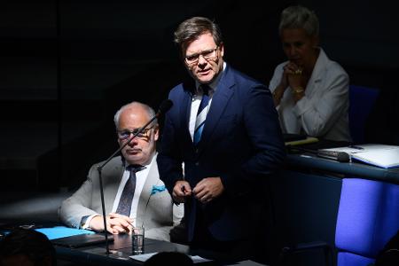 Bundesumweltminister Carsten Schneider stellte sich im Bundestag den Fragen der Abgeordneten.