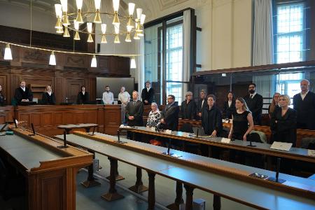 Die Nebenkläger mit ihren Anwälten im Mordprozess gegen einen Palliativarzt. 