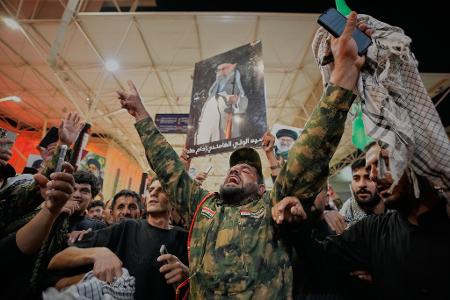 Menschen im Irak trauern um Irans getötetes Staatsoberhaupt Ajatollah Ali Chamenei.