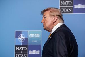 Trump geht beim Gipfel auf die Europäer los.
