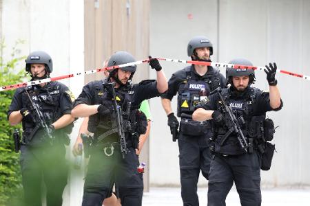 Polizisten auf dem Schulgelände.