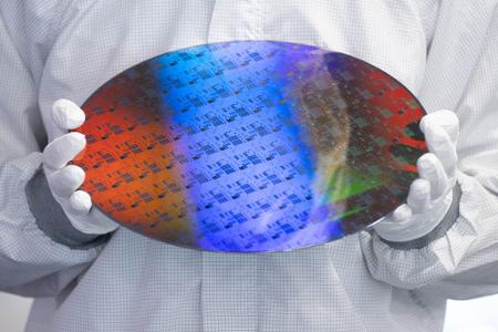 Bei der Chip-Herstellung werden Milliarden winzigster Schaltkreise übereinander geschichtet. (Symbolbild)