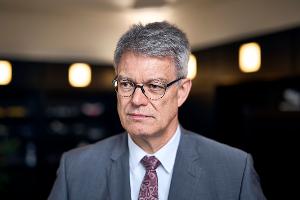 "Der beste Hitzeschutz ist, technisch auf dem neuesten Stand zu sein": Bundesverkehrsminister Patrick Schnieder.