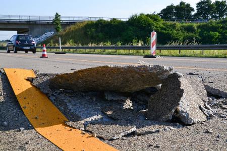 Bei Hitze wölbt sich auf manchen Autobahnen die Fahrbahn auf. Fachleute sprechen von sogenannten Blow-ups.