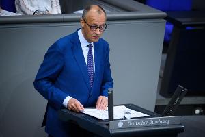 "Wir haben zudem am Rande des Nato-Treffens in Ankara mit der amerikanischen Regierung vereinbart, dass amerikanische Tomahawk-Raketen von uns erworben und in Deutschland stationiert werden", sagte der Kanzler.