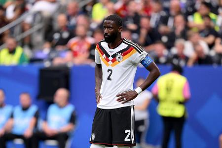 Antonio Rüdiger (bis 110.) - Note: 4,0 - Wirkte im Verbund mit den Nebenleuten sichtlich nicht eingespielt. Klare Automatismen gab es in kritischen Szenen nicht, dafür machte er es meist noch ordentlich. Mit Ball fehlte hingegen oft der Mut zum Risikopass durch die gegnerischen Linien.