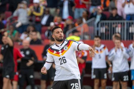 ANGRIFF: Deniz Undav (bis 64.) - Note: 5,5 - Bekam nach der starken Gruppenphase endlich seine Chance von Beginn an, duckte sich aber fast komplett aus der Verantwortung. Forderte kaum Bälle und brachte bis zur Auswechslung nur drei Pässe ein. Nur ein einziges Mal kam ein Hauch von Torgefahr auf.