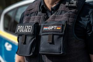Symbolfoto mit dem Logo des Grenzüberschreitenden Polizeiteams. Das Team setzt sich aus deutschen und niederländischen Mitgliedern von fünf Behörden zusammen. / Foto: Bundespolizei