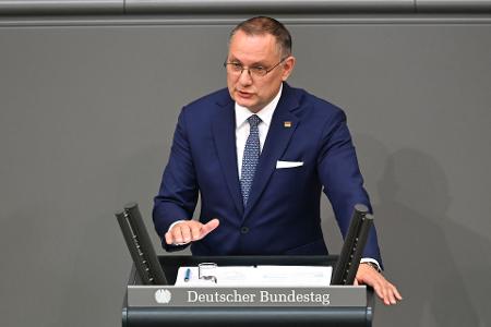 AfD-Chef Chrupalla kritisiert die Reformen und die Rüstungspolitik.