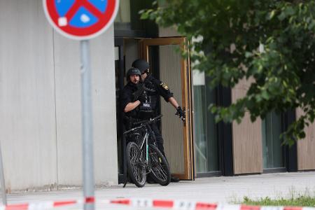 Spezialkräfte durchsuchen die Schule.