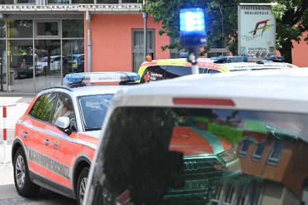 Einsatzwagen auf dem Schulhof.