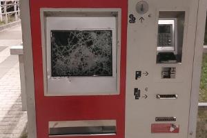 beschädigter Fahrausweisautomat am Bahnhof Stadtroda
