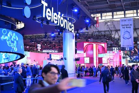Der Messestand des spanischen Mutterkonzerns Telefónica beim Mobile World Congress (MWC) in Barcelona, direkt neben dem Messestand der Deutschen Telekom.
