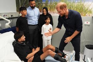 Prinz Harry trifft schwer kranke Kinder in Birminghamer Klinik