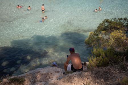 Menschen genießen das Meer auf Mallorca Temperaturen von fast 40 Grad.