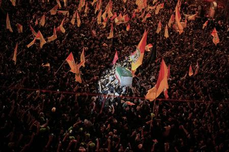 Auch im Nachbarland Irak, wo viele Schiiten leben, folgten Menschenmassen den Trauerfeiern für Irans getötetes Staatsoberhaupt.