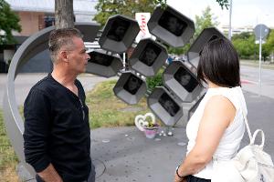Sibel (r) und Hasan (l) Leyla haben bei dem rassistischen Anschlag ihren Sohn Can verloren. 