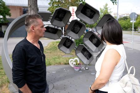 Sibel (r) und Hasan (l) Leyla haben bei dem rassistischen Anschlag ihren Sohn Can verloren. 