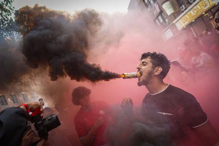  Ein marokkanischer Fan hält im New Yorker Stadtteil Queens eine Leuchtfackel mit dem Mund, nachdem die Mannschaft das Viertelfinalspiel der Fußball-Weltmeisterschaft gegen Frankreich verloren hat.