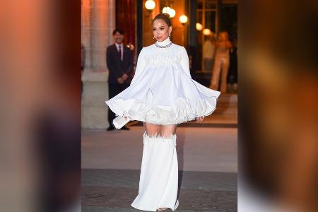 Hingucker in Weiß: Jennifer Lopez wirbelt durch die Stadt