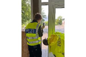 Die Polizei nutzt leerstehende Immobilien der Stadt, zum Beispiel ehemalige Schulgebäude, zu Übungszwecken. Zum Beispiel können Fachoberschüler Spuren sichern. Foto: Polizei MK