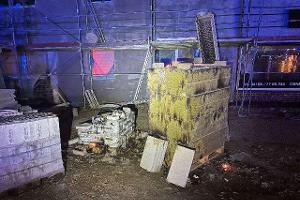 Unbekannte entzündeten Paletten mit Baumaterialien