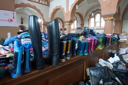 Auch Gummistiefel für Kinder gehörten zu den benötigten Hilfsgütern nach der Flut. (Archivbild)