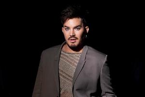 Adam Lambert: "Es ist okay, über eure Gefühle zu sprechen, Jungs"
