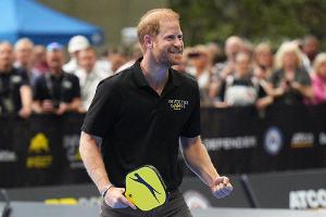 Prinz Harry schwingt Schläger beim Invictus-Countdown in Birmingham