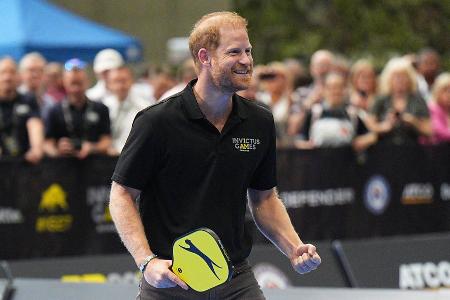 Prinz Harry schwingt Schläger beim Invictus-Countdown in Birmingham