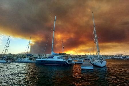 Der Brand wütet unweit der Mittelmeerküste.
