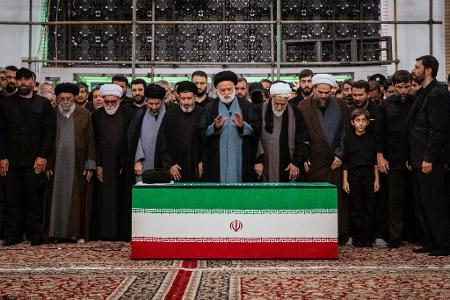 Mehr als vier Monate nach seiner Tötung ist Irans früherer oberster Führer Ajatollah Ali Chamenei beerdigt worden. 