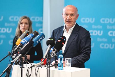 Berlins Regierender Bürgermeister Kai Wegner hat seinen Rückzug als CDU-Spitzenkandidat angekündigt.