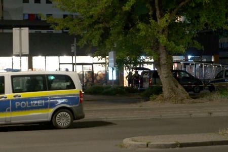 In einem Berliner Supermarkt läuft eine Geiselnahme. 