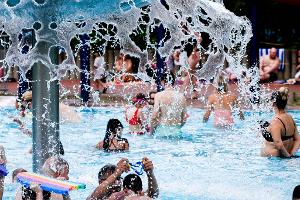 Die beste Abkühlung bei Hitzegraden: Freibad-Besuch. (Archivbild)