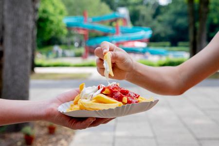 Pommes sind nirgends so lecker wie am Schwimmbadkiosk. (Archivbild)