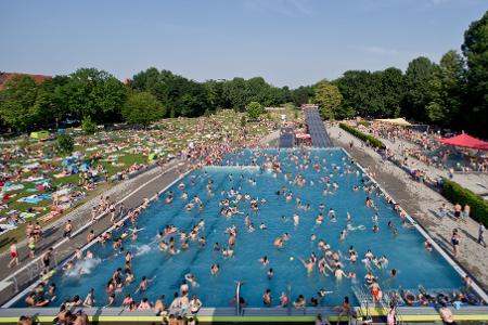 Im Freibad kann es bei Hitze schon mal voll werden. (Archivbild)