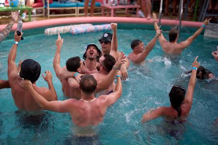 Englische Fußballfans singen zur Musik mit, während sie am Vorabend ihres Viertelfinalspiels im "The Clevelander" am Ocean Drive in Miami baden.