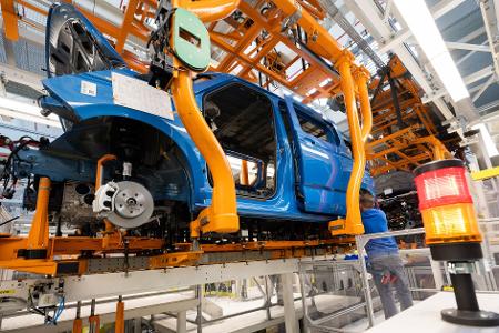 Die deutsche Autoindustrie hat aus Sicht von DIW-Ökonom Martin Gornig wichtige technologische Entwicklungen verschlafen. (Archivbild)