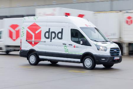 Nicht nur die gelb-roten DHL-Transporter sind omnipräsent in Deutschlands Städten, sondern auch die weiß-roten Transporter vom Wettbewerber DPD. (Archivbild)