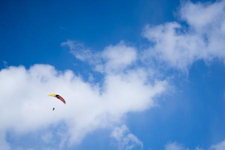 Gleitschirmfliegen ist besonders im Sommer ein beliebter Sport. (Symboldbild)