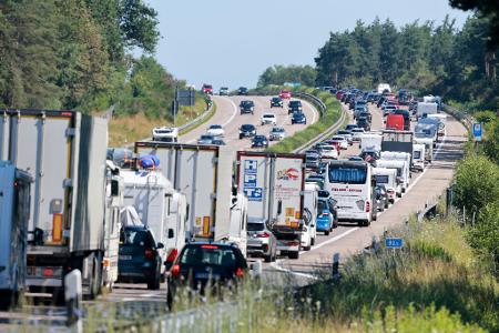 Alle Jahre wieder zur Ferienzeit: Auf der A7 zwischen dem Dreieck Walsrode und der Anschlussstelle Bad Fallingbostel staut sich der Reiseverkehr. 