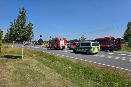 Zahlreiche Rettungsmittel wurden aufgrund der Erstmeldung alarmiert.